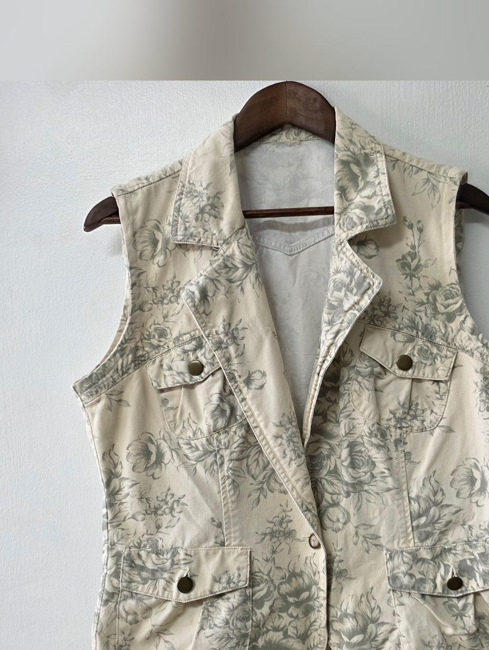 Sleeveless Floral  Vest - Cream Gray
